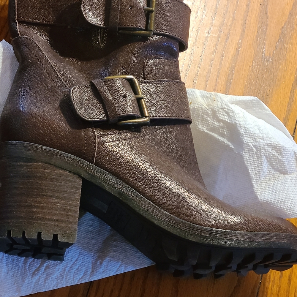 Sz 7 Leather Combat style booties
